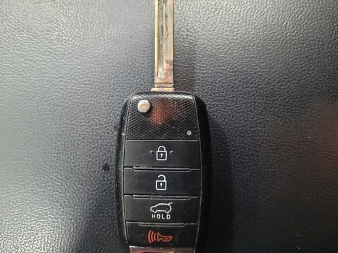 Used 2020 Kia Sorento LX image 32