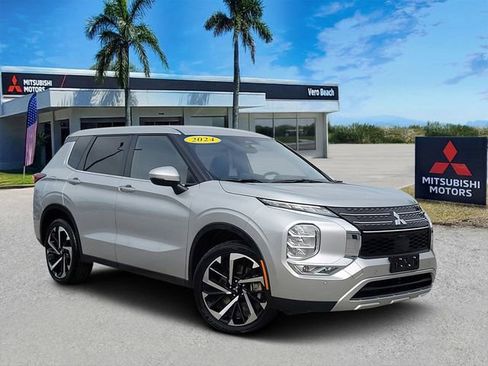 Used 2024 Mitsubishi Outlander SE image 1