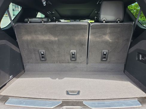 Used 2023 Cadillac Escalade Premium Luxury RWD image 8