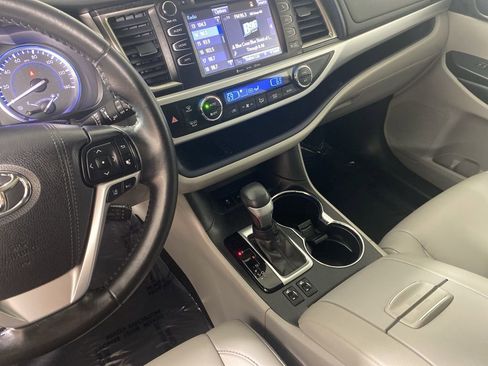 Used 2019 Toyota Highlander XLE image 17
