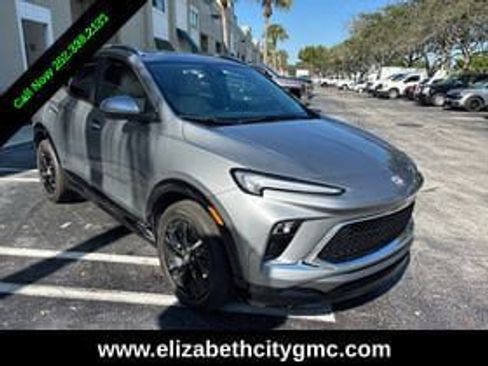 Used 2024 Buick Encore GX Sport Touring image 2