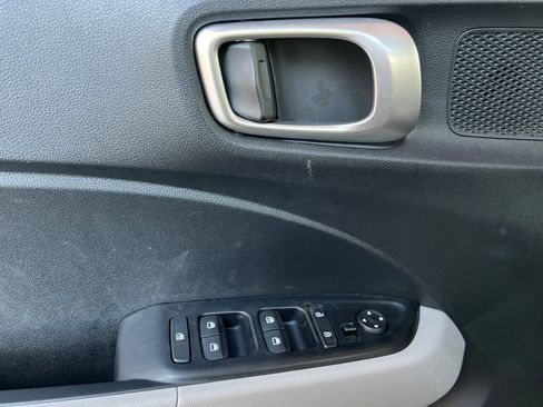 Used 2025 Hyundai Venue SEL image 12