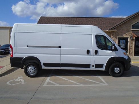 Used 2025 RAM ProMaster 2500 w/ Convenience Group image 5