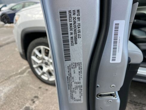 Used 2025 Jeep Compass Limited image 30