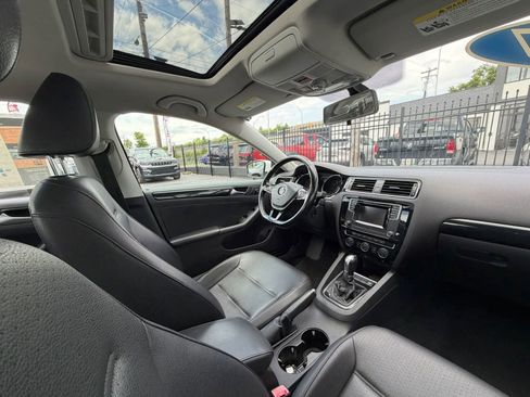 Used 2017 Volkswagen Jetta SEL FWD image 34