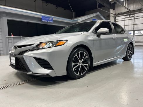 Used 2020 Toyota Camry SE FWD image 3