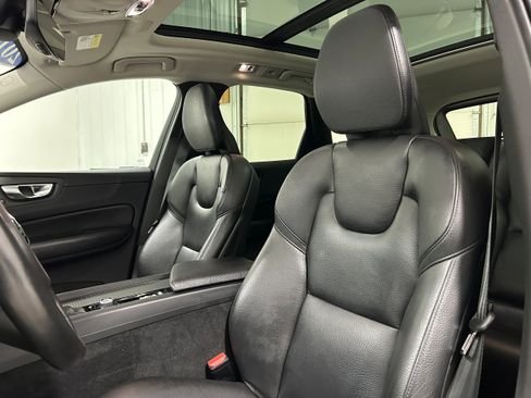 Used 2019 Volvo XC60 T5 Momentum w/ Multimedia Package AWD/4WD image 24