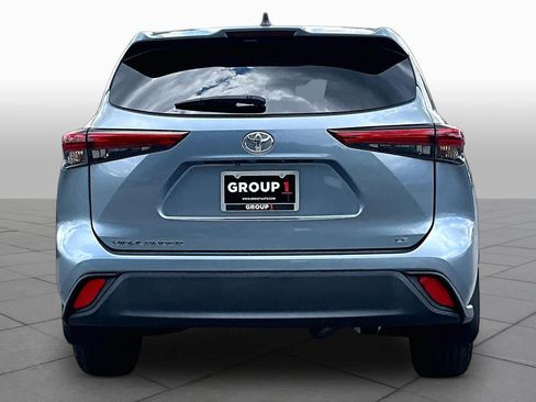 Used 2023 Toyota Highlander LE FWD image 5