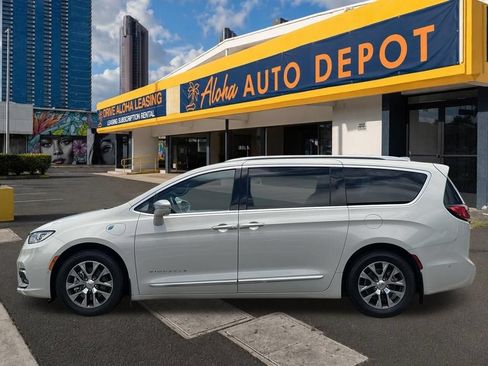 Used 2021 Chrysler Pacifica Pinnacle FWD image 2