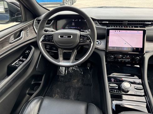 Used 2023 Jeep Grand Cherokee Overland w/ Luxury Tech Group IV AWD/4WD image 25