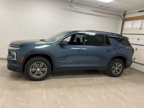 Used 2025 Chevrolet Traverse LT FWD image 6