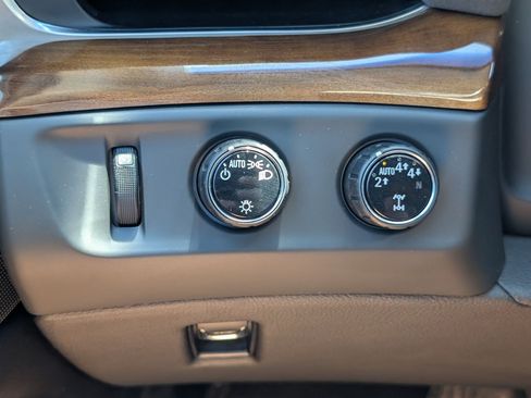 Used 2020 Cadillac Escalade Premium Luxury AWD/4WD image 25