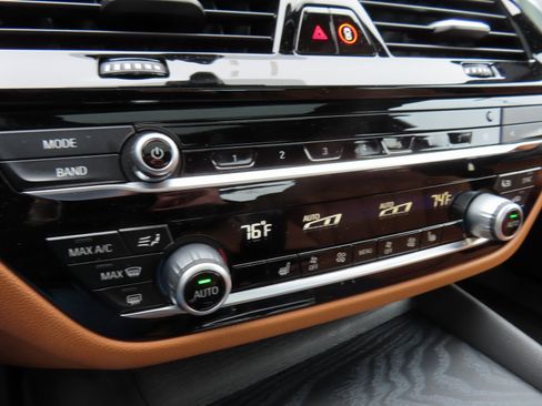 Used 2021 BMW 530i xDrive w/ Premium Package image 27