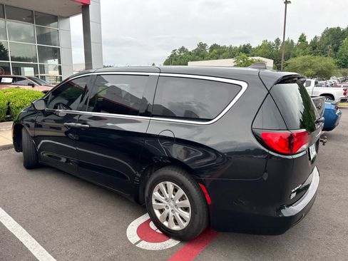 Used 2021 Chrysler Voyager L FWD image 5
