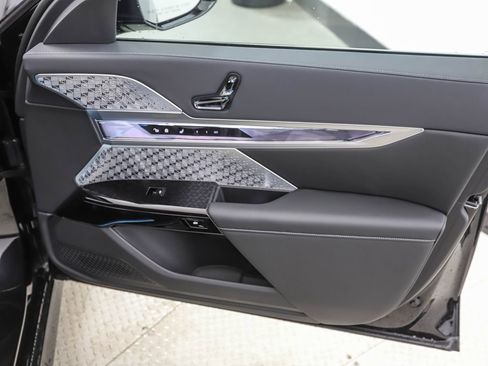 Used 2026 BMW 750e xDrive w/ Executive Package image 30