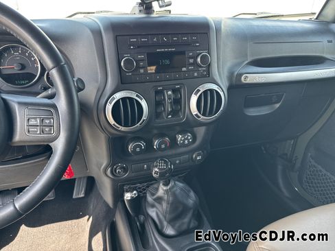 Used 2015 Jeep Wrangler Unlimited Rubicon w/ Connectivity Group image 40