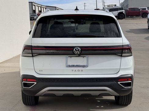 Used 2025 Volkswagen Taos SE image 5