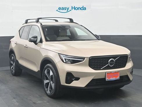 Used 2026 Volvo XC40 B4 Plus image 2