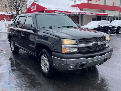 Used 2005 Chevrolet Avalanche Z71 w/ Preferred Equipment Group image 3