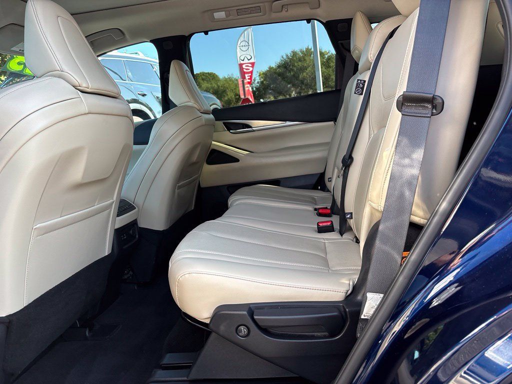 Used 2023 INFINITI QX60 Luxe w/ Cargo Package FWD image 14