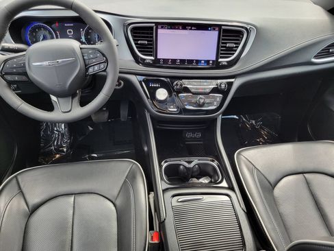 Used 2025 Chrysler Pacifica Limited FWD image 27