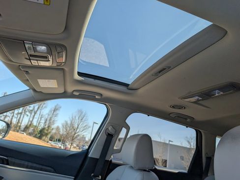 Used 2024 Kia Telluride EX w/ EX Captain's Chair Package image 18