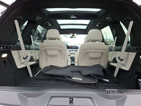 Used 2021 BMW X7 M50i w/ Dynamic Handling Package image 30