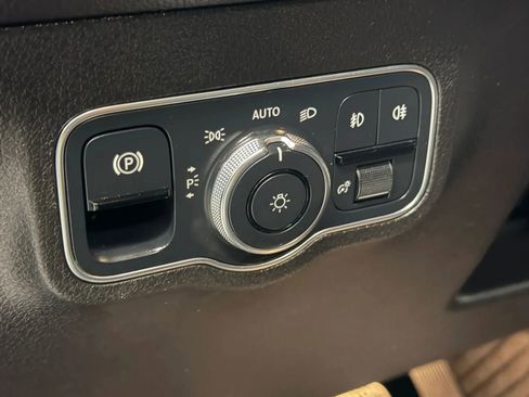 Used 2021 Mercedes-Benz GLB 250 4MATIC w/ Premium Package image 23