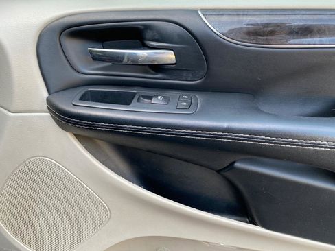 Used 2016 Chrysler Town & Country Touring image 55
