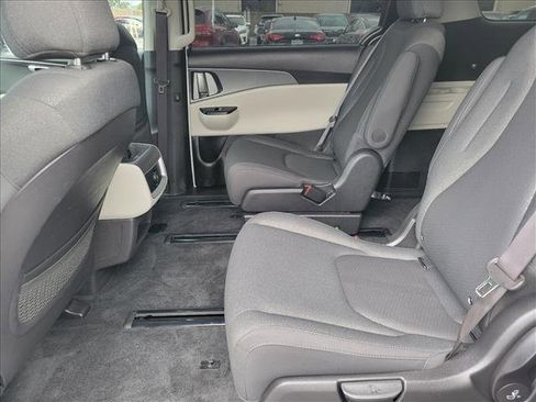 Certified 2024 Kia Carnival LX image 9