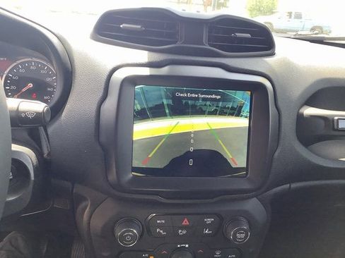 Used 2021 Jeep Renegade Latitude w/ Luxury Group II image 19