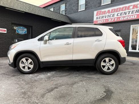 Used 2019 Chevrolet Trax LT w/ LT Convenience Package image 2