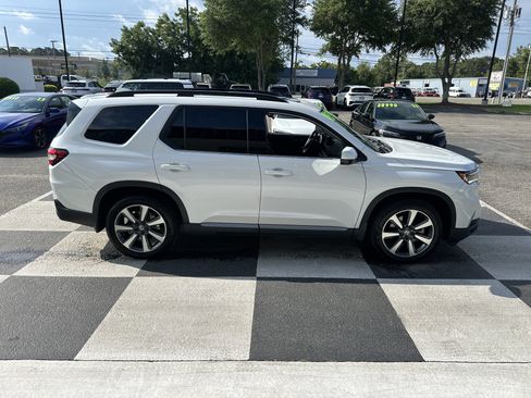 Used 2024 Honda Pilot Elite image 3