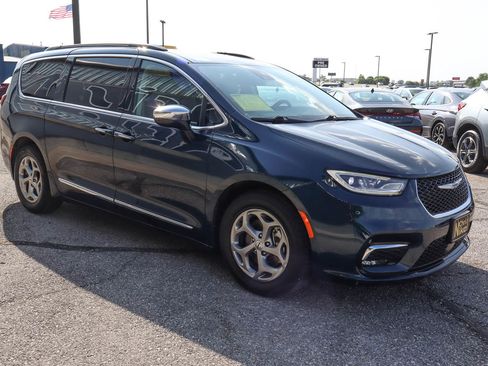 Used 2023 Chrysler Pacifica Limited FWD image 3