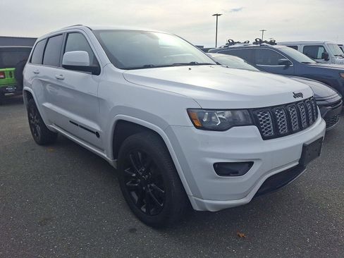 Used 2018 Jeep Grand Cherokee Altitude image 15