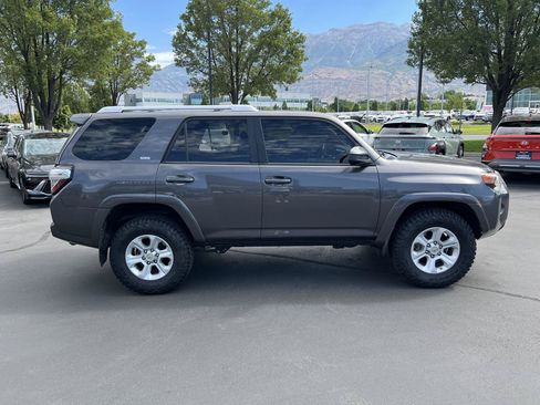 Used 2017 Toyota 4Runner SR5 AWD/4WD image 6