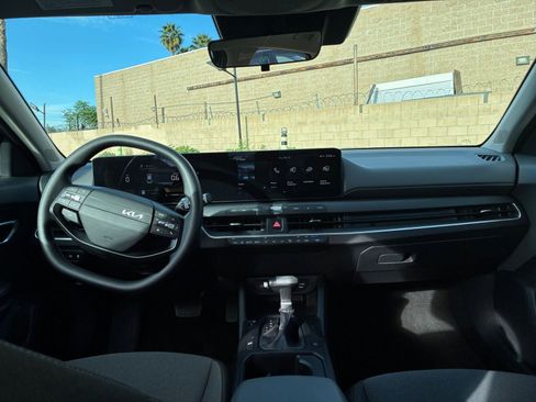 Used 2025 Kia K4 LXS image 32
