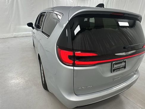 Used 2024 Chrysler Pacifica Touring-L image 5