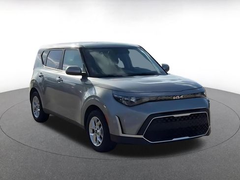 Used 2025 Kia Soul LX w/ LX Technology Package FWD image 3