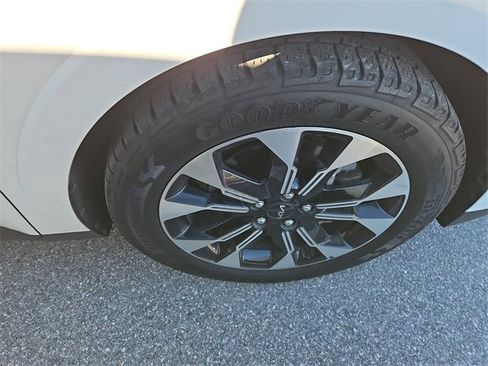 Used 2022 Kia Carnival EX image 4