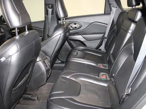 Used 2019 Jeep Cherokee Latitude Plus w/ Comfort/Convenience Group image 19