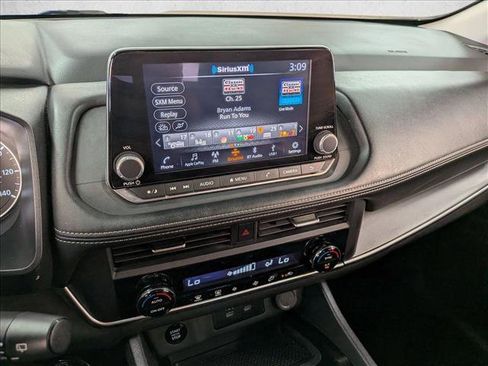 Used 2025 Nissan Rogue SV FWD image 19