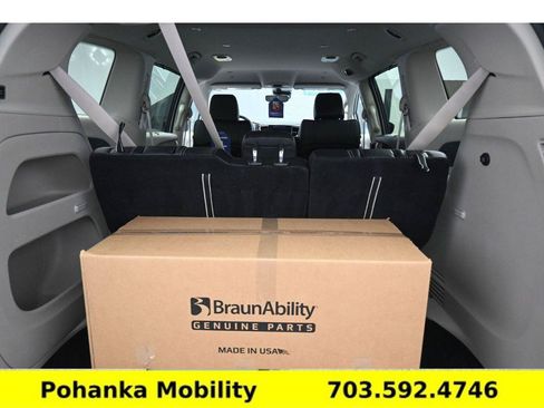 Used 2024 Chrysler Pacifica Touring-L FWD image 24