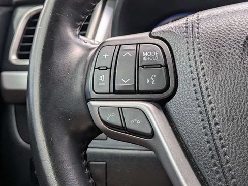 Used 2019 Toyota Highlander XLE FWD image 32