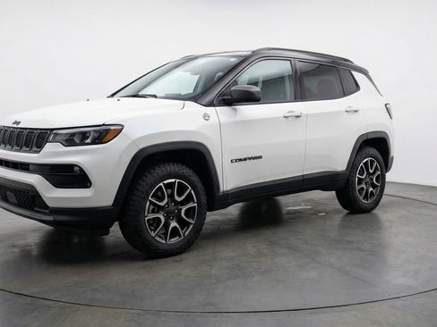 Used 2025 Jeep Compass Trailhawk AWD/4WD image 3