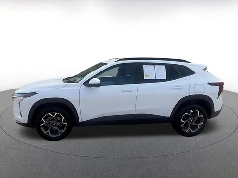 Used 2025 Chevrolet Trax LT w/ LT Convenience Package FWD image 8