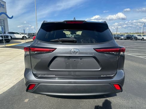 Used 2023 Toyota Highlander XLE AWD/4WD image 7