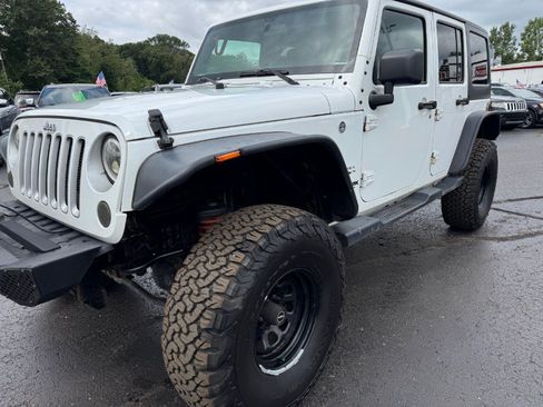 Used 2018 Jeep Wrangler Unlimited Sahara AWD/4WD image 9