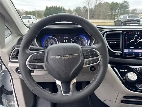 Used 2022 Chrysler Pacifica Touring-L FWD image 10