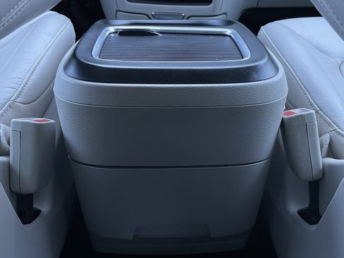 Used 2021 Chrysler Pacifica Touring-L image 30